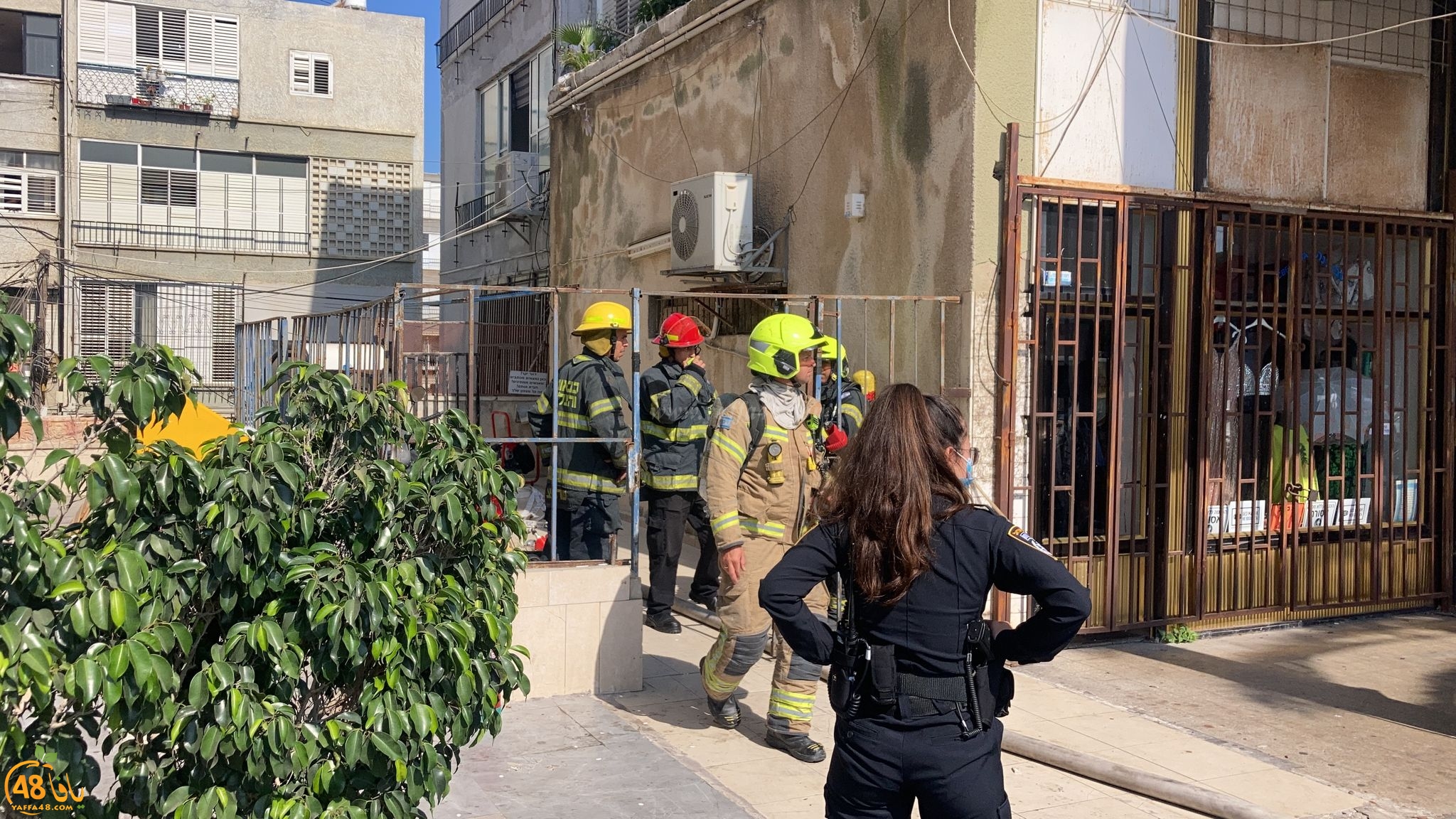 فيديو: حريق داخل شقة سكنية جنوب يافا وطواقم الانقاذ تهرع للمكان 